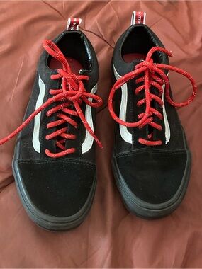 Men's Black Suede Skate Sneakers with Red Laces Unisex Men 6.0 Women’s 7.5 Size
